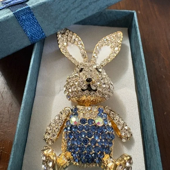 Sparkling Crystal Bunny Brooch with movable head and arms - Picture 14 of 15